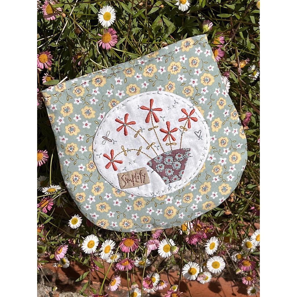 Daisy Do Pouch, Pattern by Anni Downs, Hatched and Patched